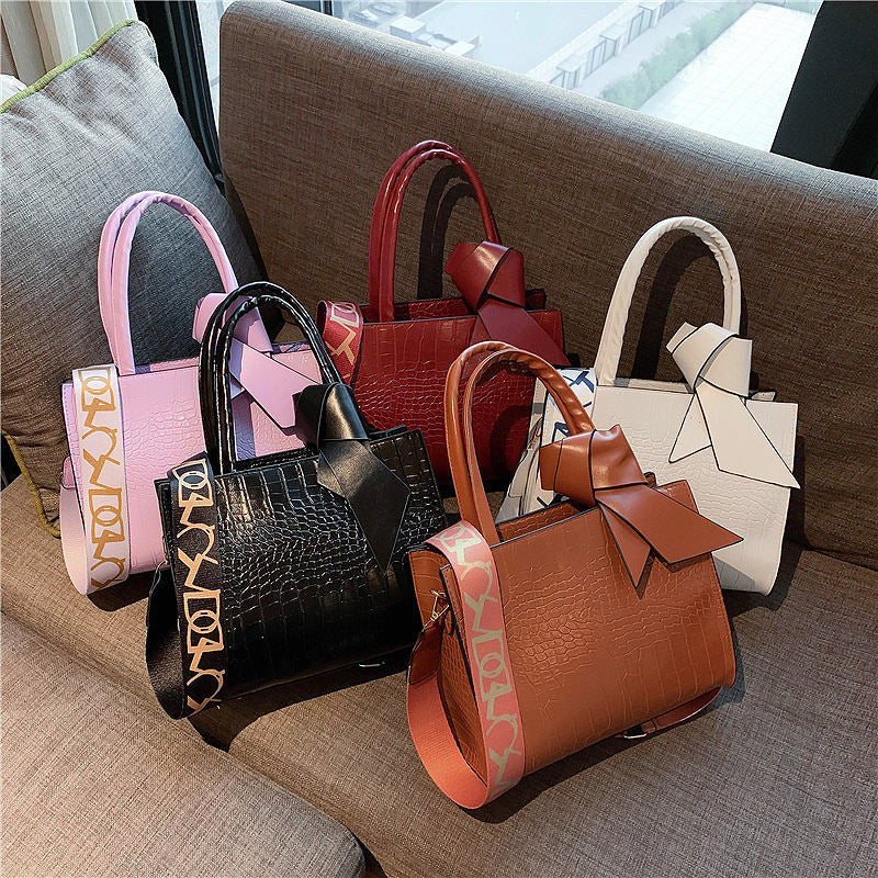 Trendy Chain Messenger Bag for Ladies